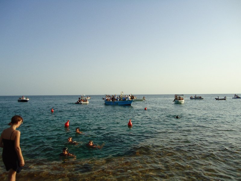 foto angelo aretano (82).JPG - Riparte la processione al mare con rotta per Montedarena